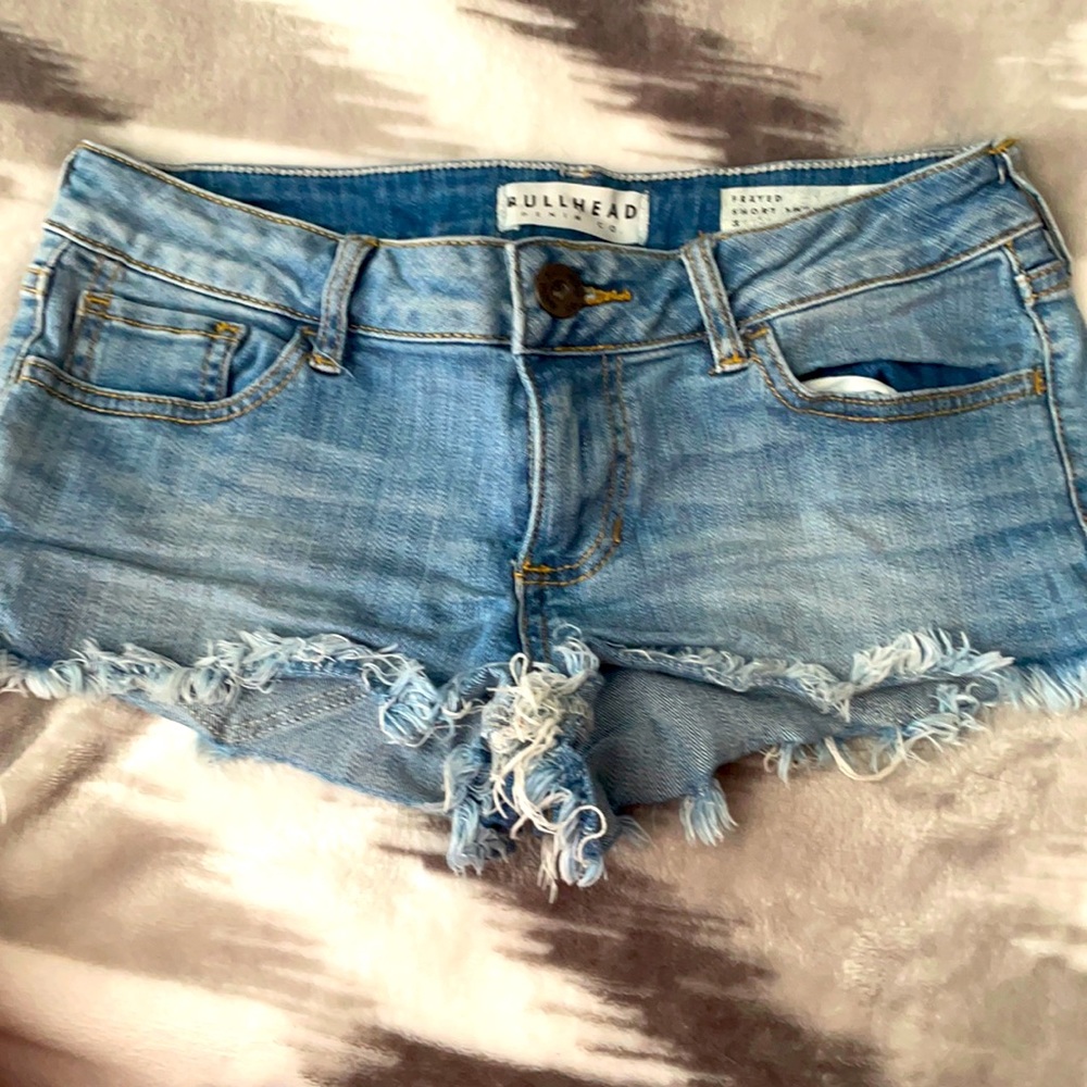 SHORT AND CHEEKY Jean shorts